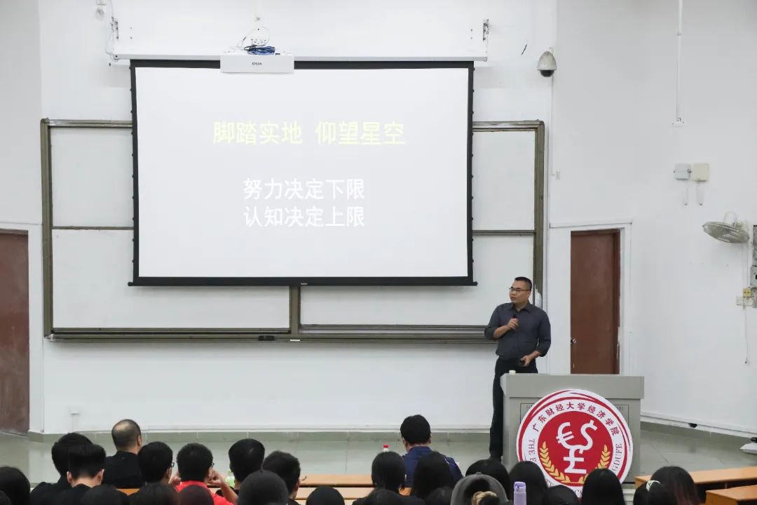 苏晓冠演讲1(摄记:邓烯茵).jpg 图片